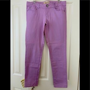 REWIND Lightweight stretch fitted skinny jean styled pant Great color😊